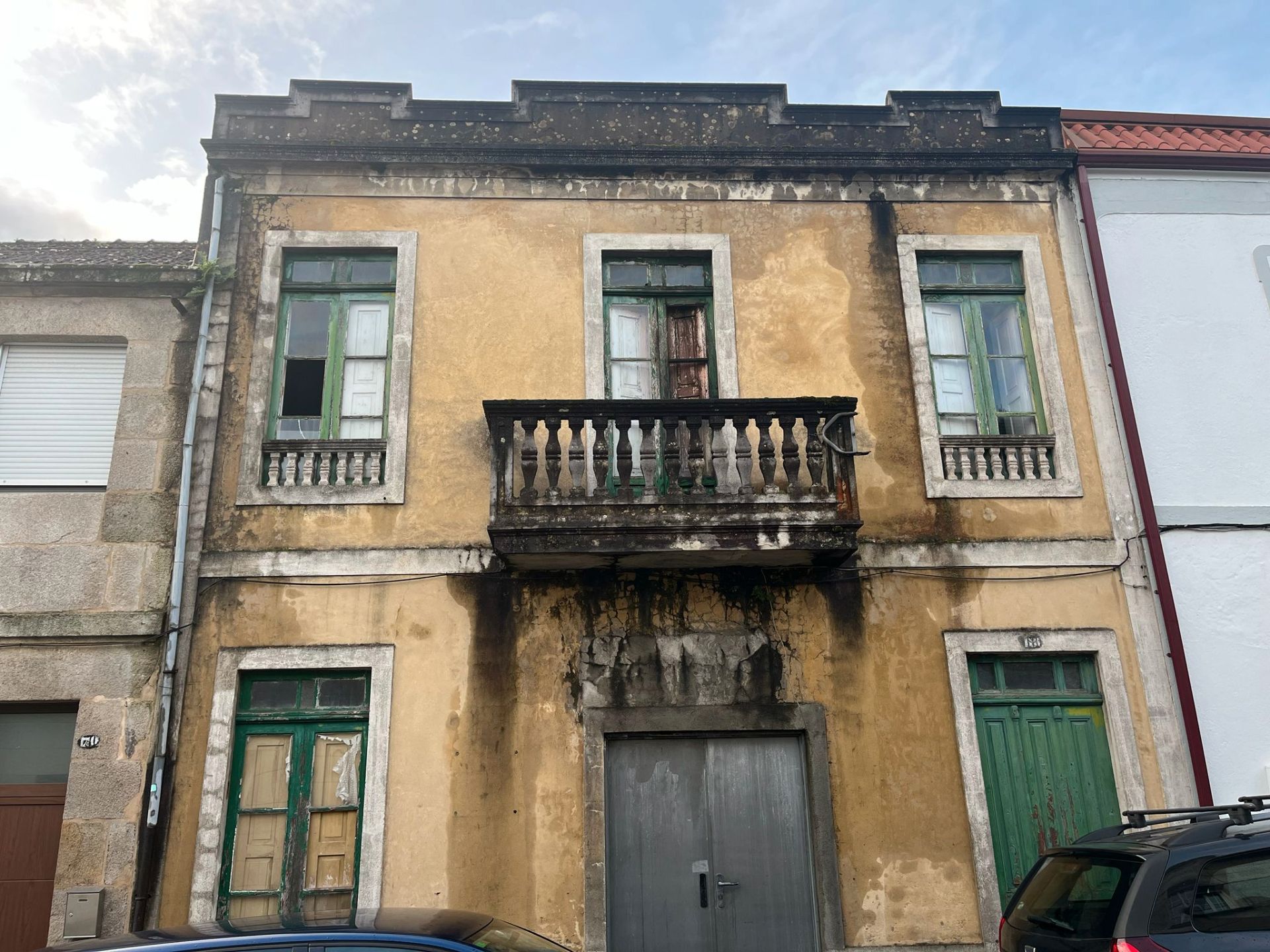 Vista exterior de Casa adosada en venda en Vigo  amb Balcó
