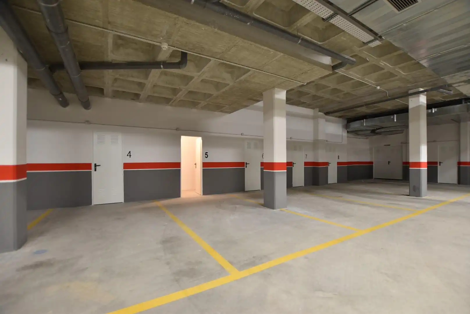 Parking de Piso de alquiler en Granada con Calefacción, Terraza y Piscina comunitaria