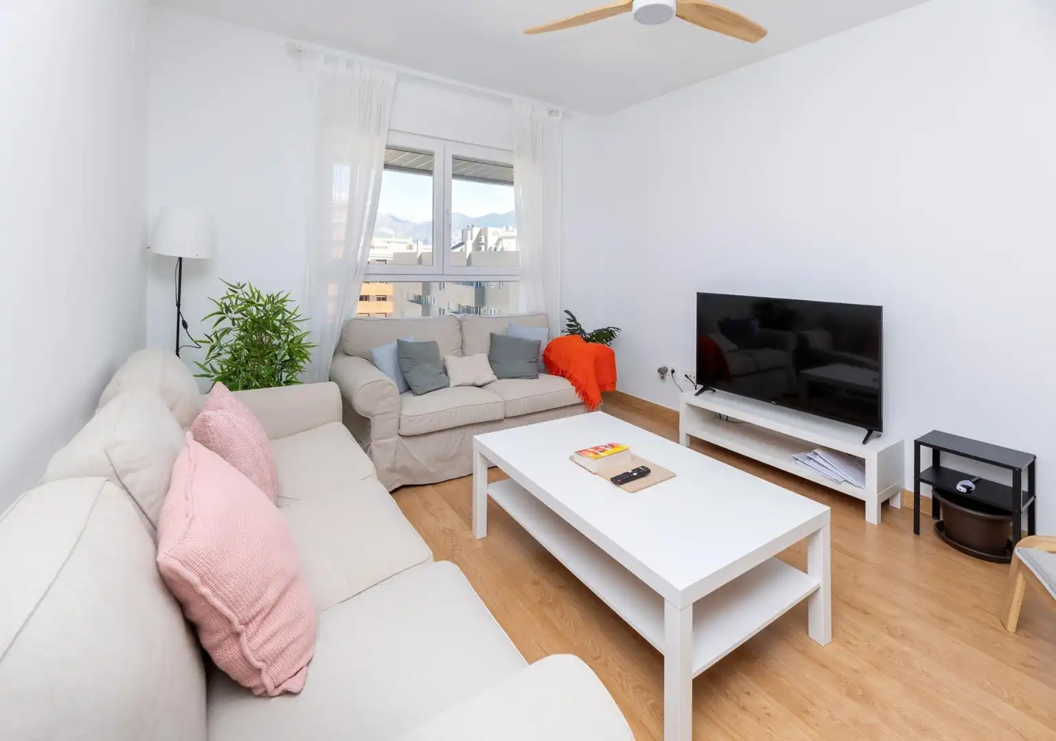 Living room of Flat for sale in Granada  with Air Conditioner, Heating and Community pool