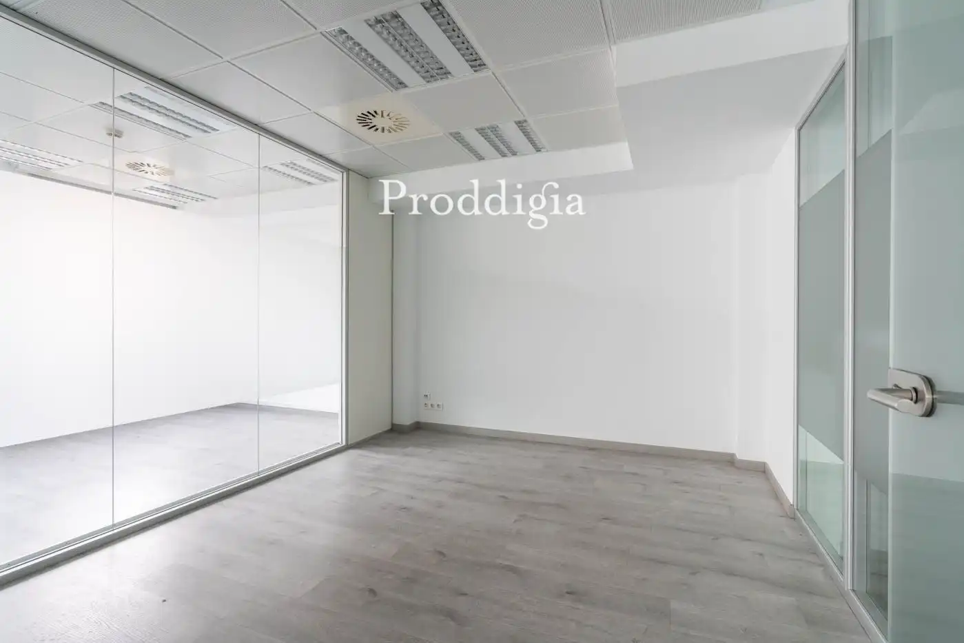 Büro zur Miete in Barcelona mit Klimaanlage, Heizung und Alarm