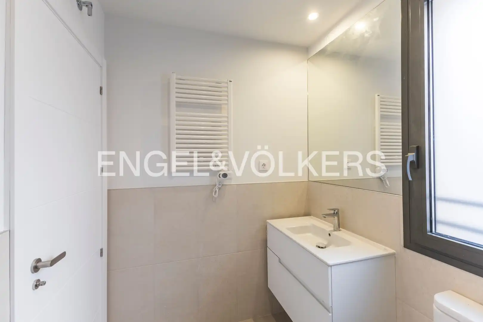 Baño de Piso de alquiler en Madrid con Aire acondicionado, Calefacción y Jardín privado