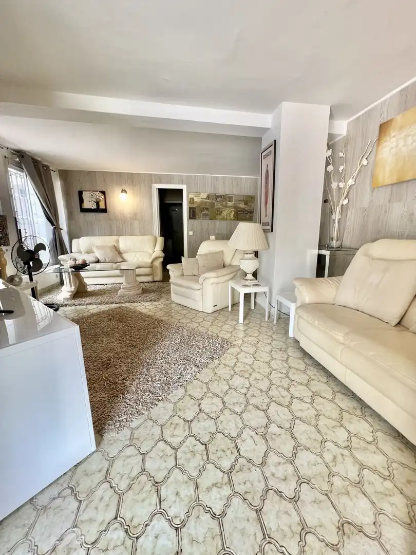 Sala d'estar de Local en venda en Marbella