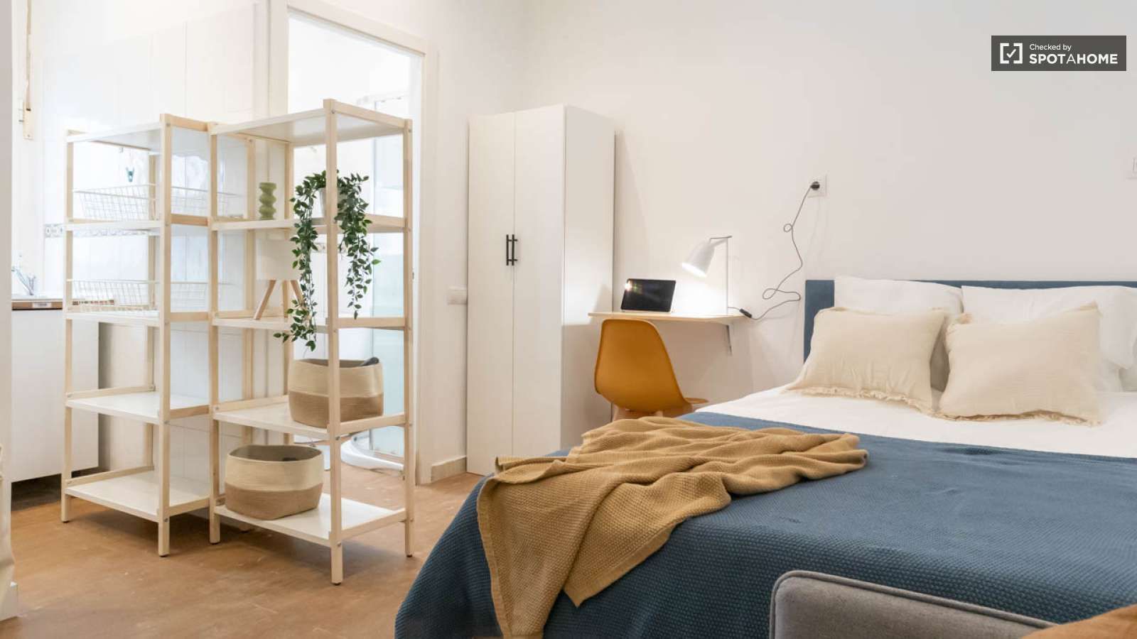 Bedroom of Study to share in  Madrid Capital  with Air Conditioner, Heating and Terrace