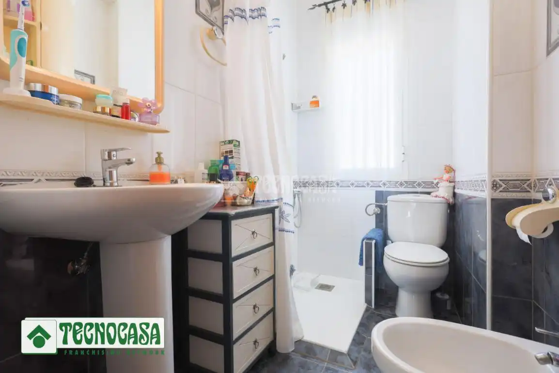 Badezimmer von Einfamilien-Reihenhaus zum Verkauf in Adra mit Terrasse, Möbliert und Alarm