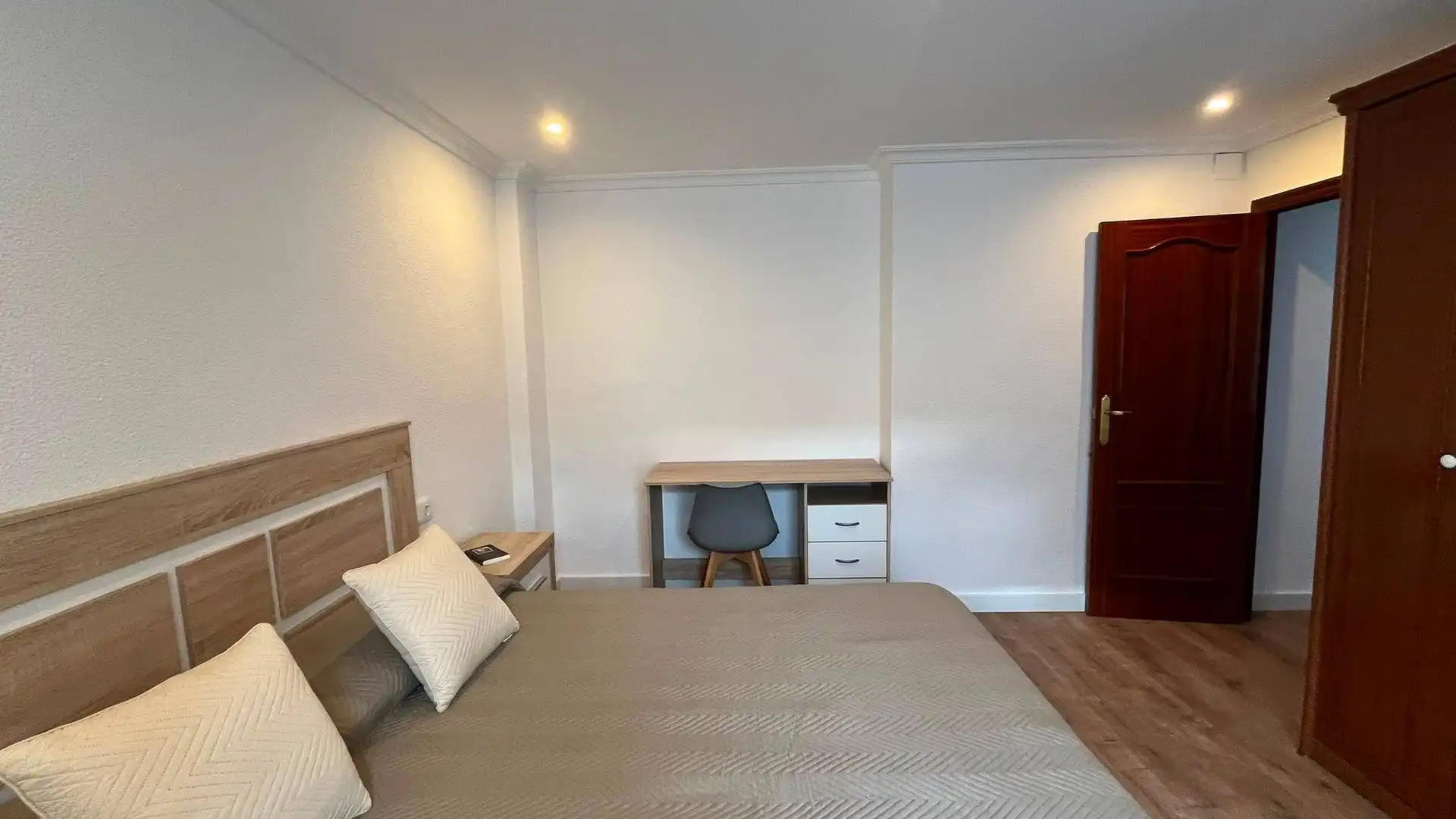 Room in Carrer Mare de Deu dels desamparats, Centro