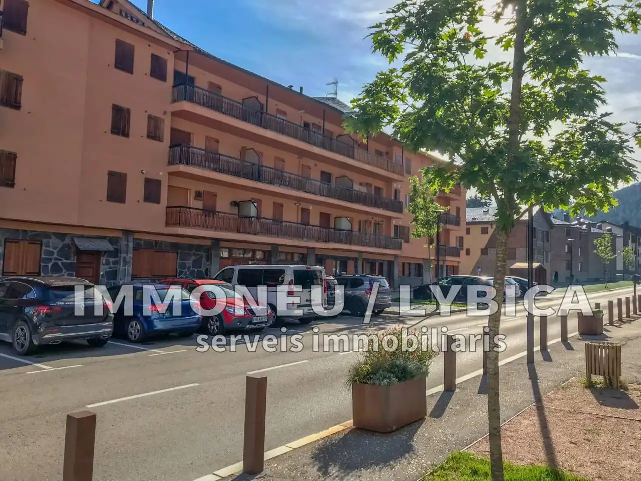 Vista exterior de Apartamento en venta en Alp con Calefacción, Parquet y Terraza