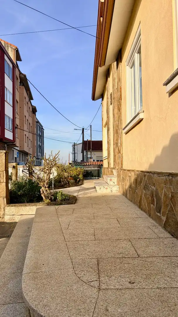 Vista exterior de Casa o xalet en venda en Mugardos amb Calefacció, Terrassa i Traster