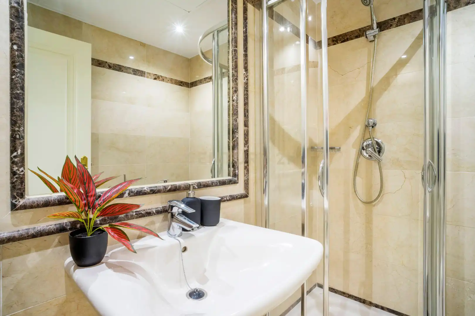 Badezimmer von Wohnungen zum Verkauf in Marbella mit Klimaanlage, Privatgarten und Ofen