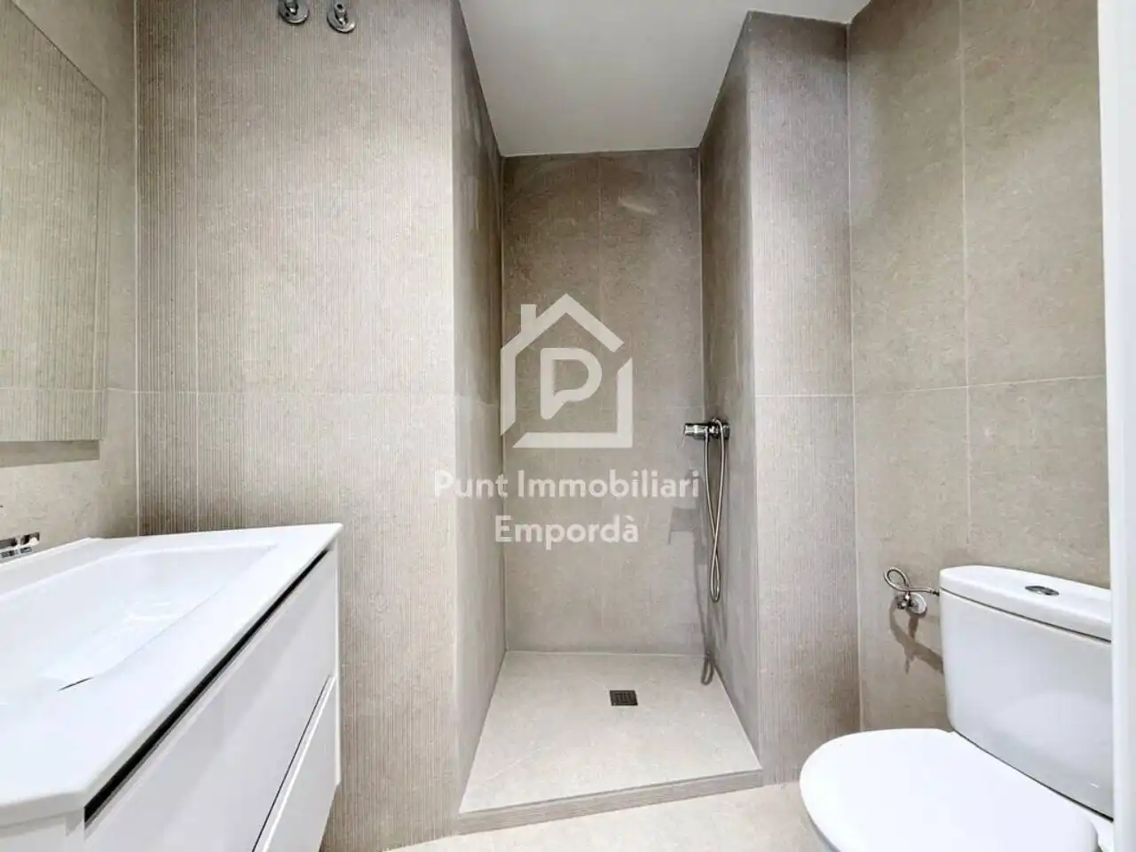 Badezimmer von Wohnung zum Verkauf in Figueres mit Klimaanlage, Heizung und Terrasse