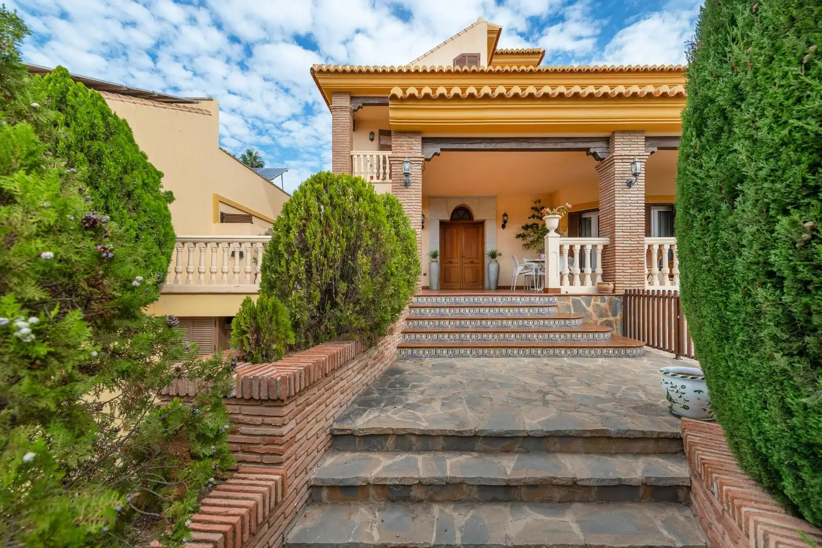 Vista exterior de Casa o xalet en venda en Rincón de la Victoria amb Aire condicionat, Jardí privat i Terrassa