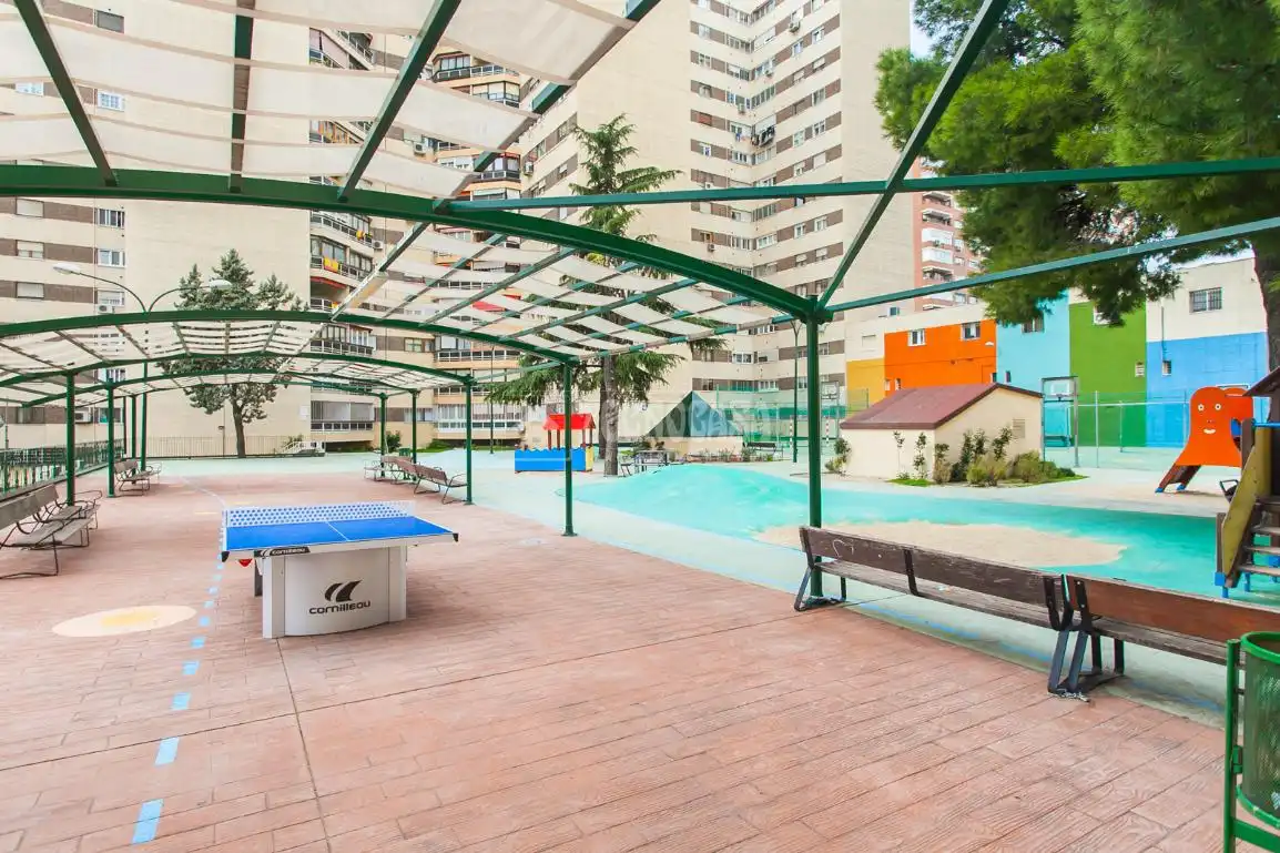 Piscina de Piso en venta en Madrid con Calefacción, Piscina y Piscina comunitaria