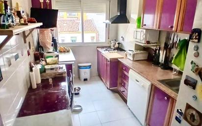 Cuina de Apartament en venda en León Capital  amb Calefacció, Parquet i Terrassa