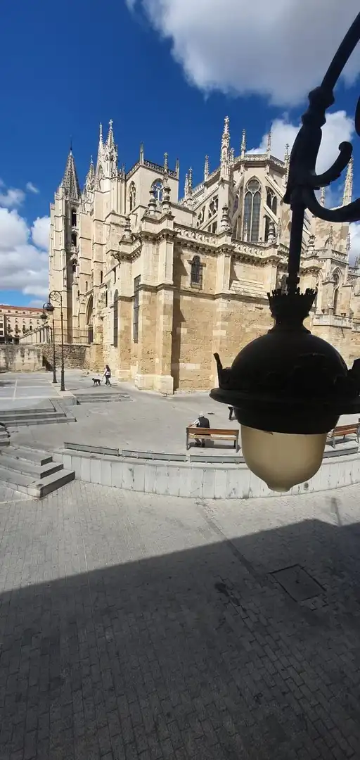 Vista exterior de Edificio en venta en León Capital 