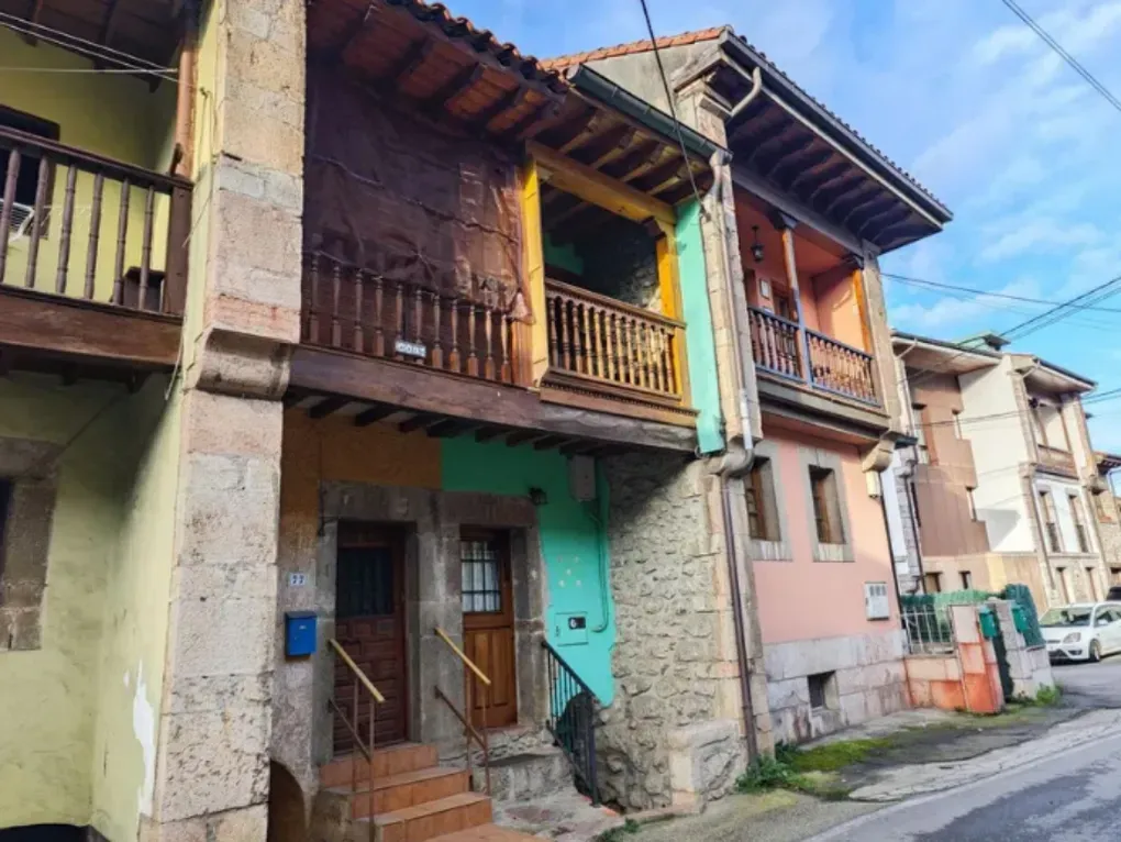Vista exterior de Casa adosada en venda en Llanes amb Calefacció i Balcó