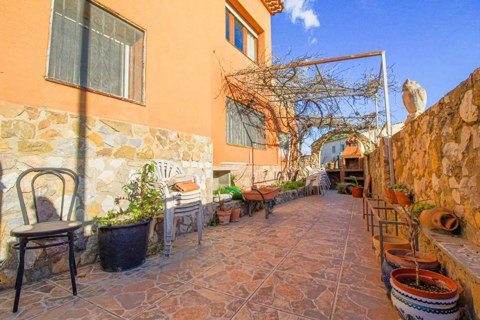 Vista exterior de Casa adosada en venda en Cabanes (Girona) amb Jardí privat, Traster i Moblat
