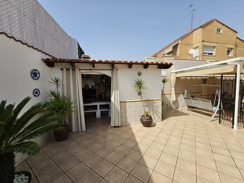 Terrasse von Einfamilien-Reihenhaus zum Verkauf in Calafell mit Klimaanlage, Heizung und Privatgarten