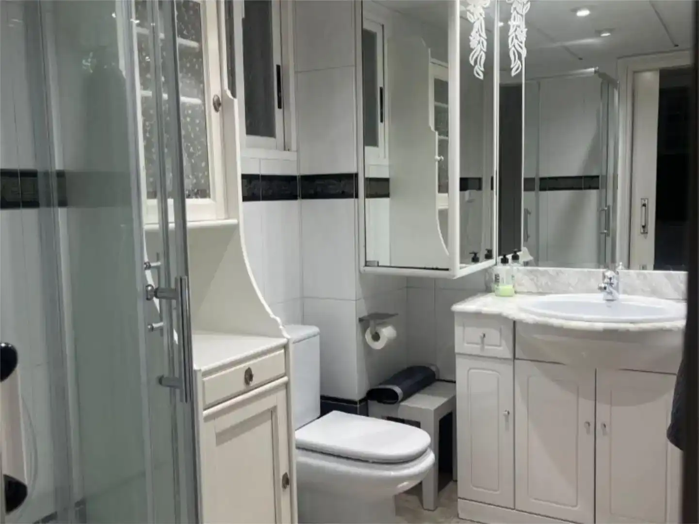Badezimmer von Wohnung zur Miete in Benidorm mit Klimaanlage, Privatgarten und Schwimmbad