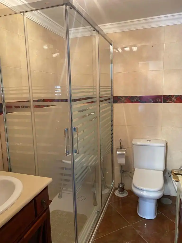 Bany de Pis de lloguer en Granada amb Aire condicionat, Calefacció i Terrassa
