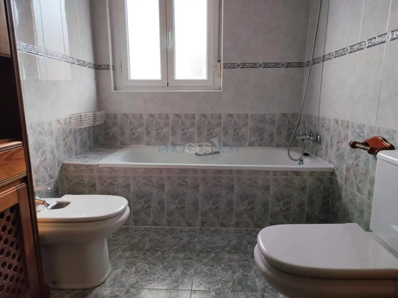 Bany de Casa adosada en venda en Valdefresno amb Calefacció, Jardí privat i Parquet
