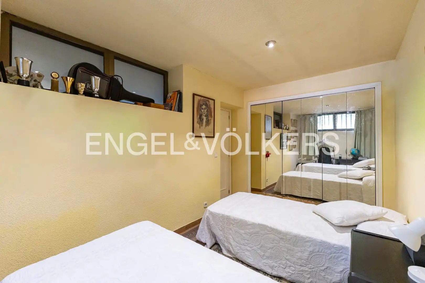 Habitación de Casa adosada en venta en Madrid con Aire acondicionado, Calefacción y Jardín privado
