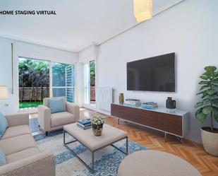 Living room of Planta baja for sale in  Madrid Capital  with Heating, Private garden and Community pool