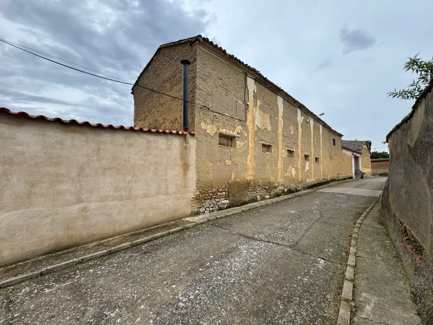 Vista exterior de Finca rústica en venda en Pedrosa del Rey amb Jardí privat, Parquet i Traster