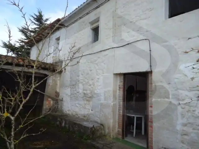 Vista exterior de Casa o xalet en venda en Merindad de Cuesta-Urria amb Jardí privat, Traster i Moblat