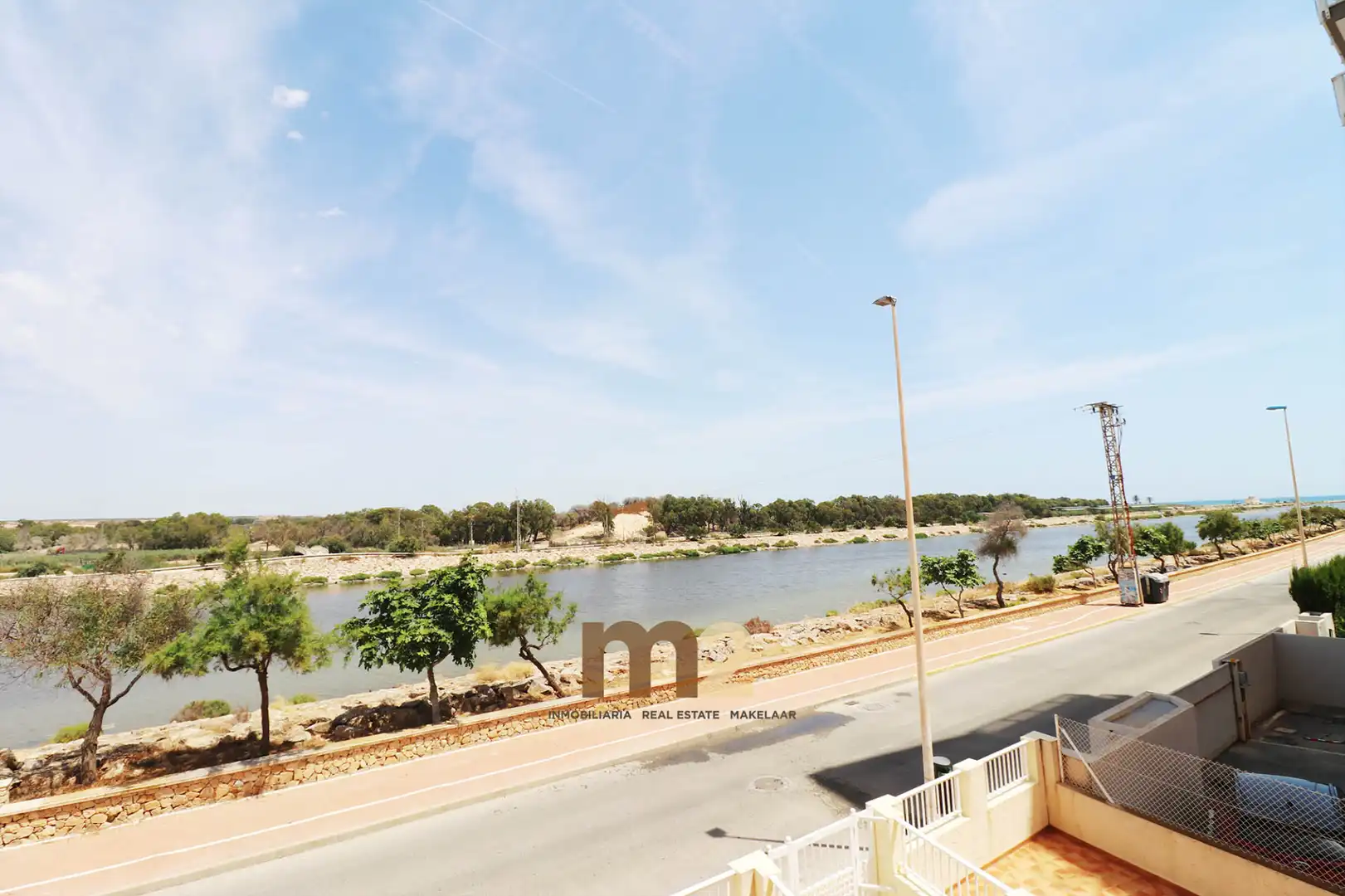 Außenansicht von Wohnungen zum Verkauf in Guardamar del Segura mit Klimaanlage, Heizung und Terrasse