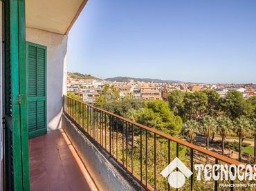 Piso con balcón en venta en Nou Barris