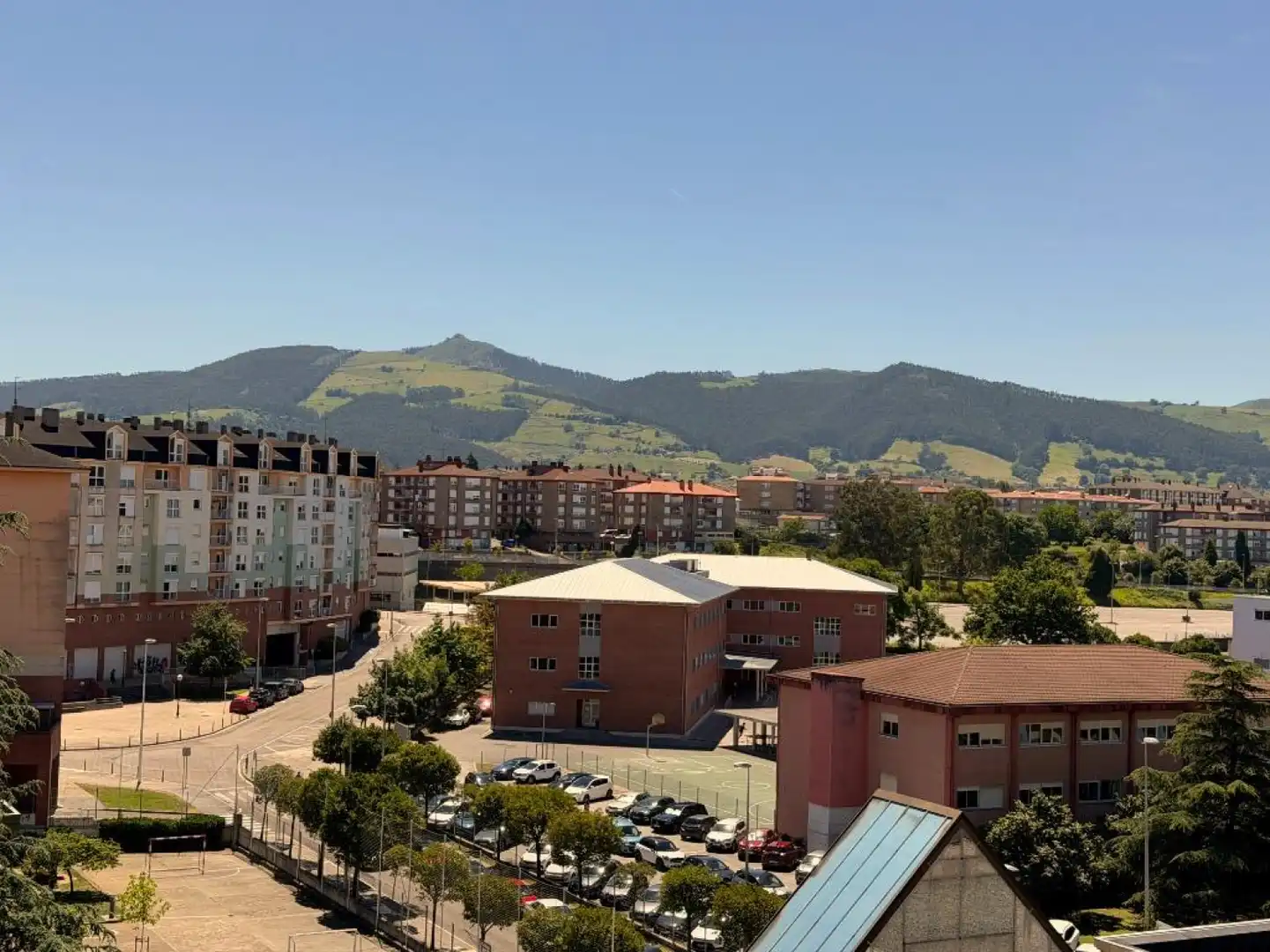 Vista exterior de Pis en venda en Torrelavega  amb Calefacció, Jardí privat i Parquet