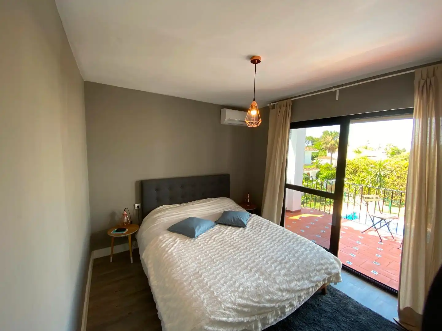 Schlafzimmer von Wohnungen zur Miete in Estepona mit Klimaanlage, Heizung und Privatgarten