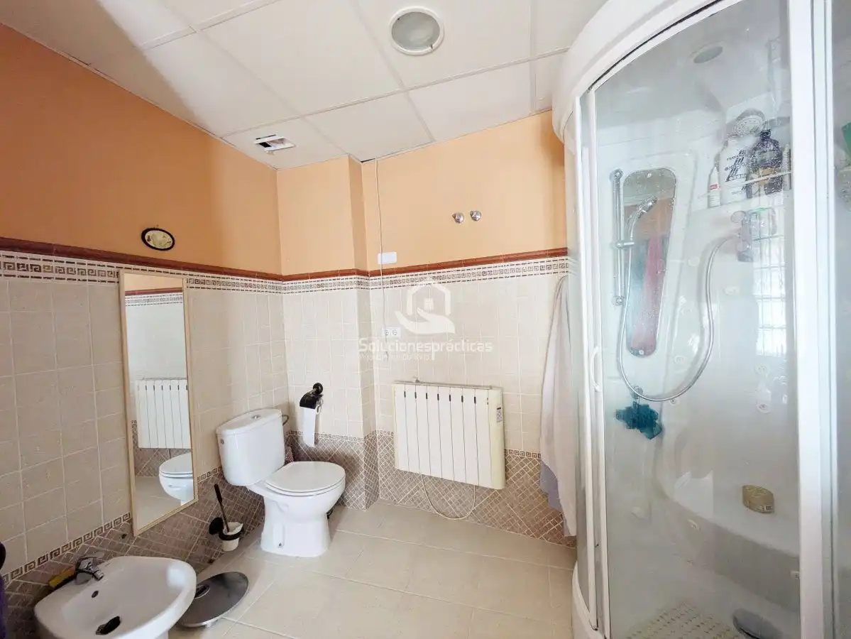 Bany de Casa o xalet en venda en Jaén amb Aire condicionat, Terrassa i Traster