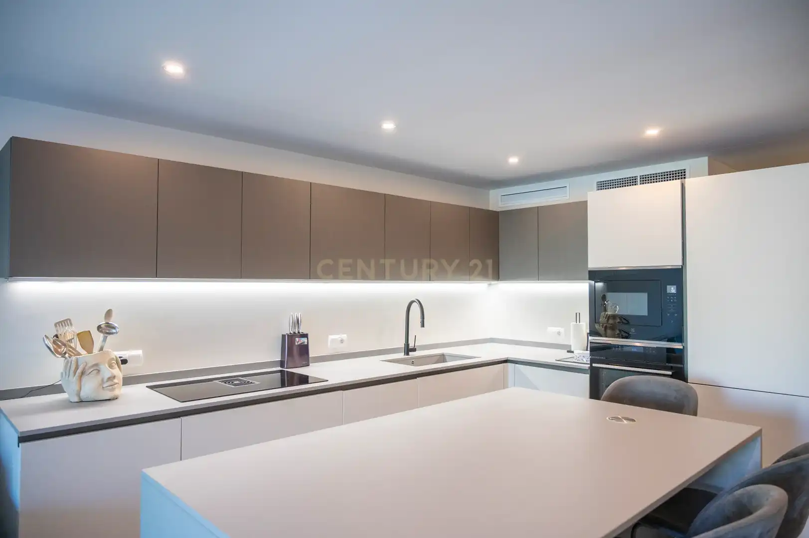 Cocina de Apartamento de alquiler en Santa Eulària des Riu con Aire acondicionado, Jardín privado y Piscina comunitaria