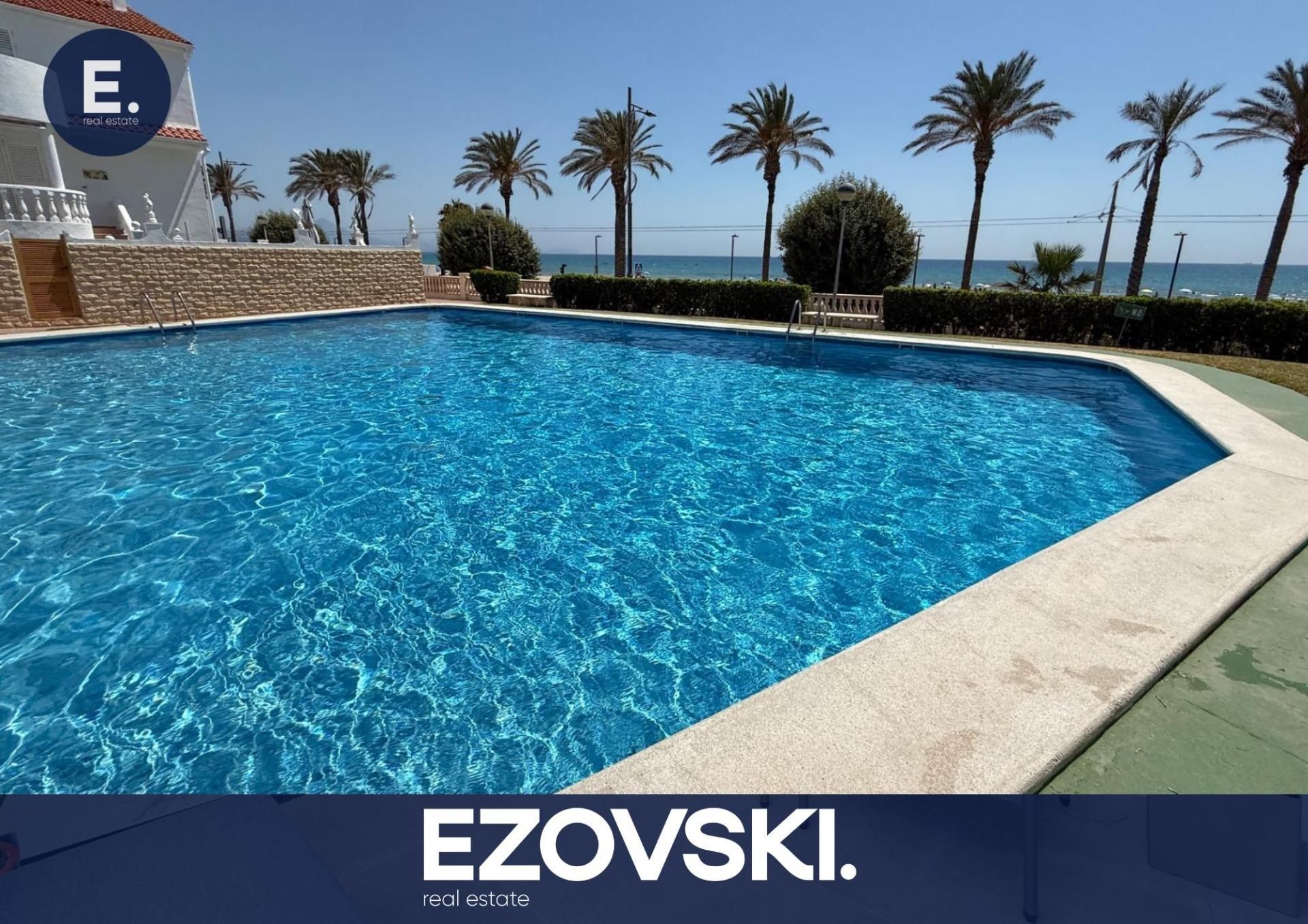 Piscina de Casa adosada en venda en El Campello amb Jardí privat, Terrassa i Balcó