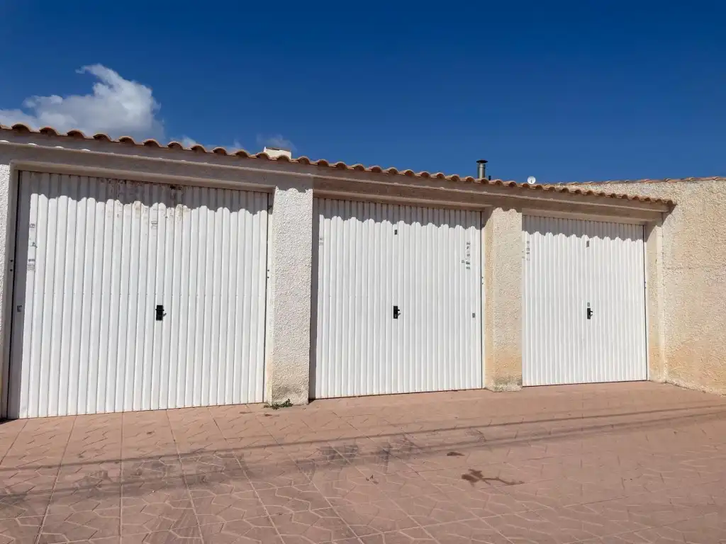 Vista exterior de Casa o xalet en venda en Orihuela amb Aire condicionat, Piscina i Moblat