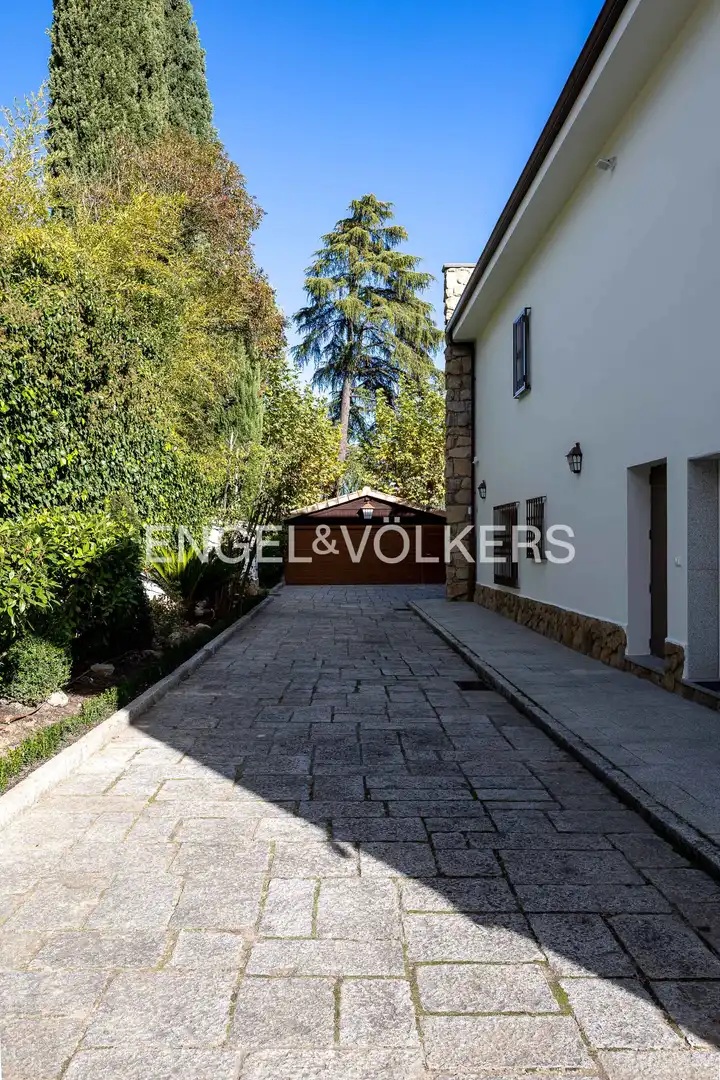Vista exterior de Casa o xalet de lloguer en Madrid amb Aire condicionat, Calefacció i Jardí privat