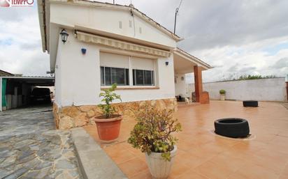 Vista exterior de Casa o xalet en venda en Santa Oliva amb Terrassa