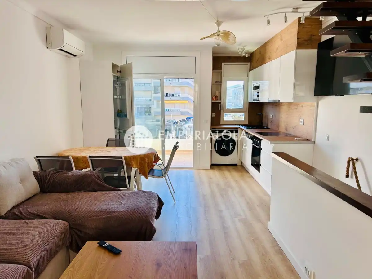 Vista exterior de Casa o xalet en venda en Empuriabrava amb Aire condicionat