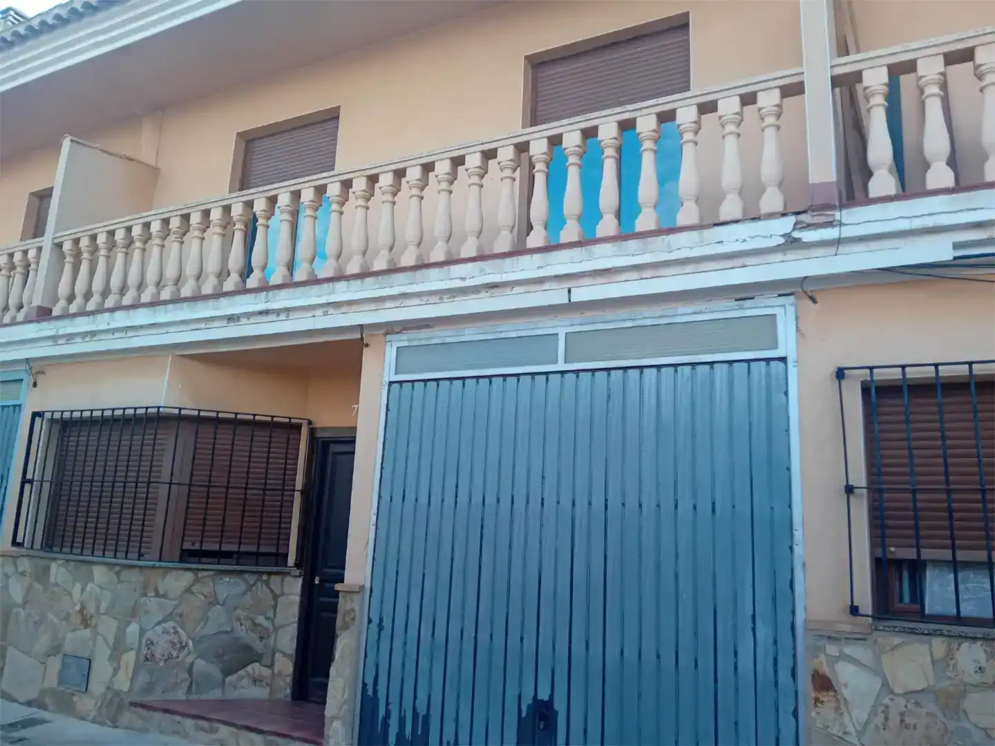 Vista exterior de Casa adosada en venda en Las Mesas   amb Jardí privat, Moblat i Balcó