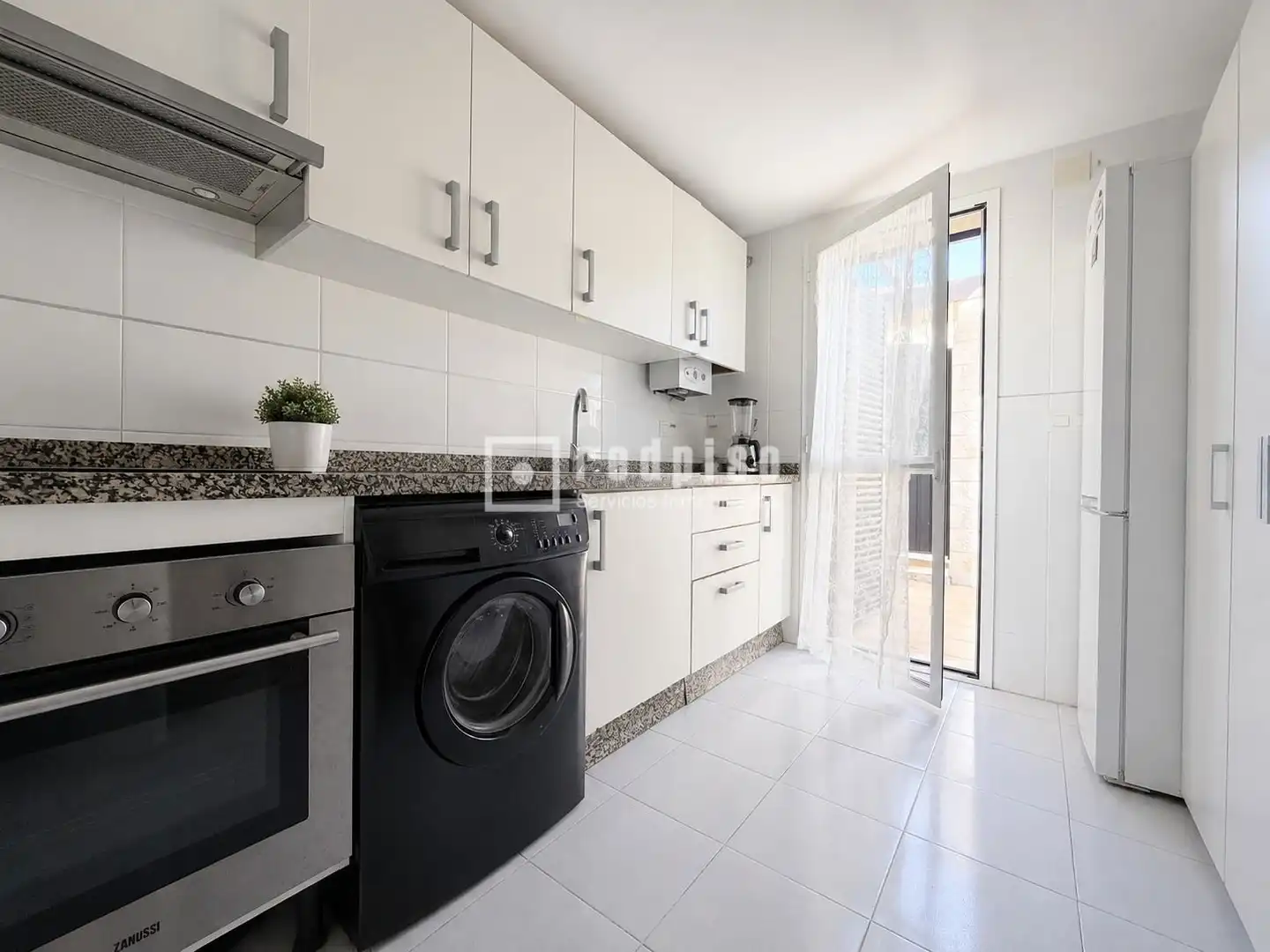 Cuina de Casa o xalet en venda en Vélez-Málaga amb Jardí privat, Terrassa i Traster