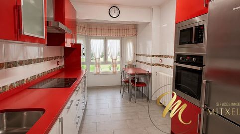 Getxo Algorta. Inmobiliaria Mitxelena ofrece bonita vivienda reformada de 3 habitaciones en Oicosa Rojo con mucha luz.