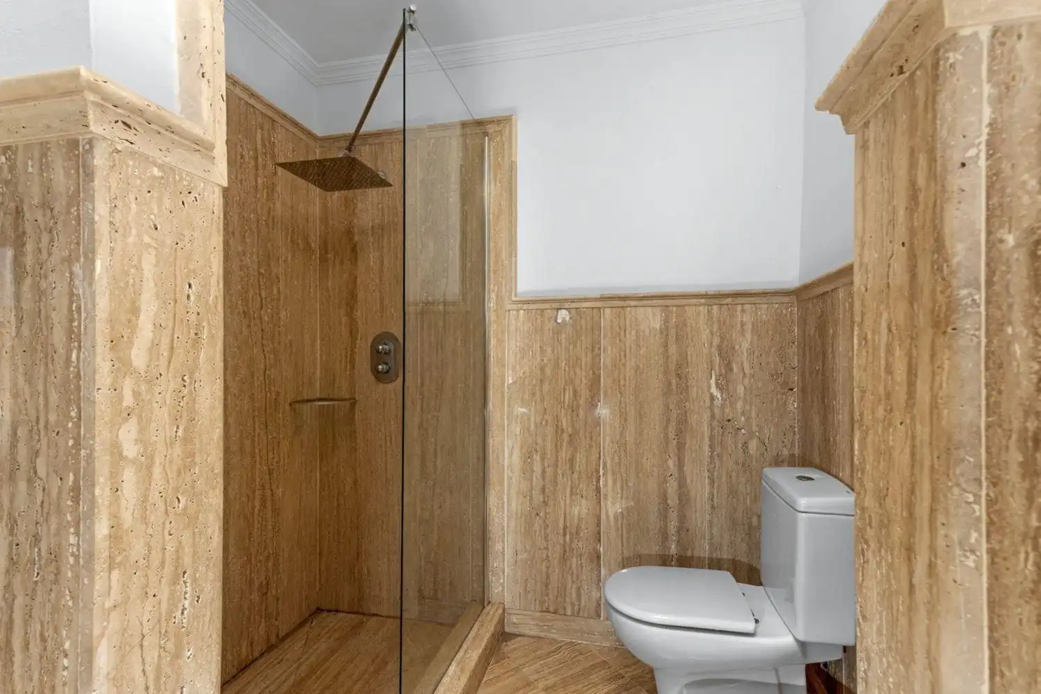 Badezimmer von Wohnungen zum Verkauf in Casares mit Klimaanlage, Heizung und Privatgarten