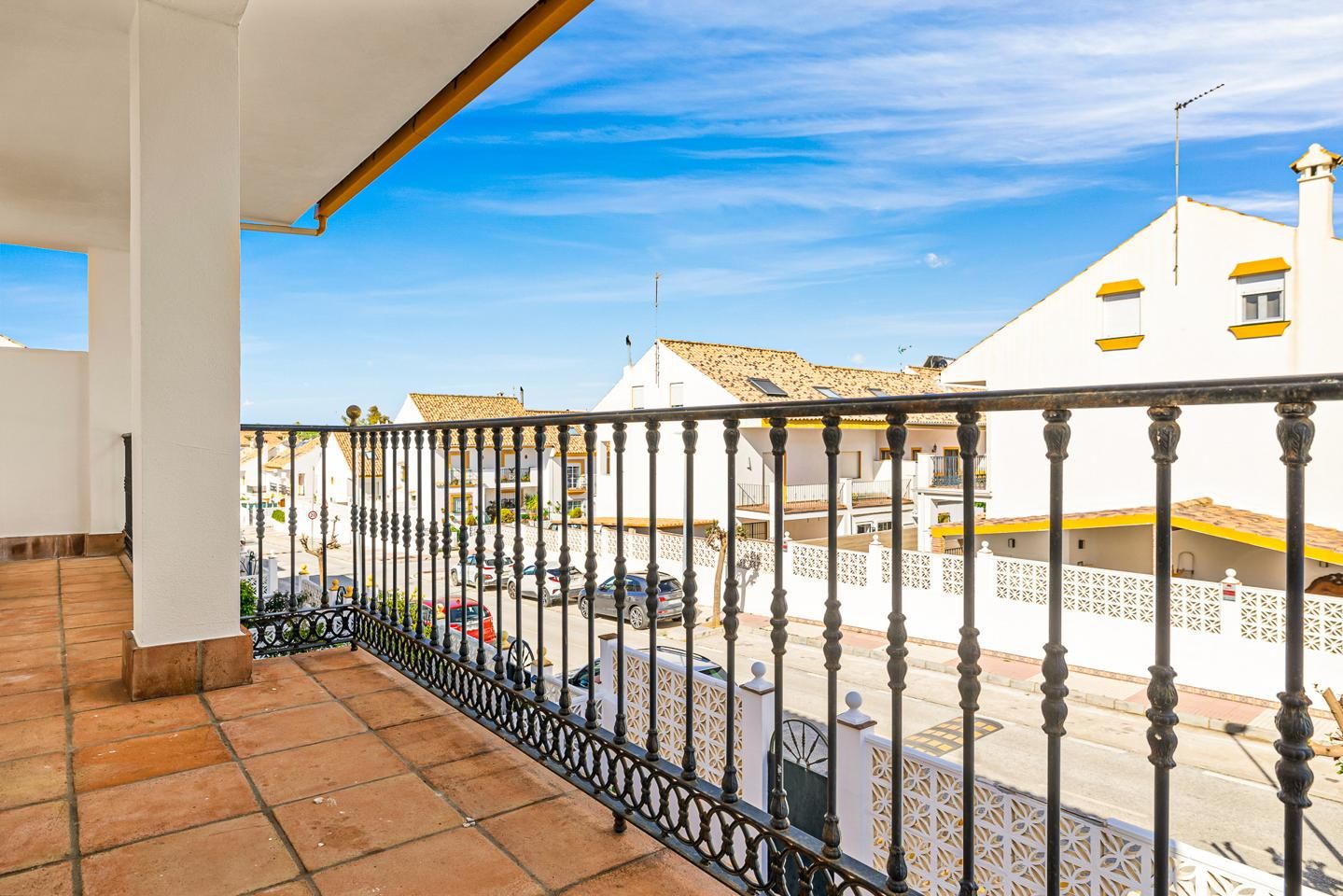 Vista exterior de Casa adosada en venda en Marbella amb Aire condicionat, Calefacció i Jardí privat