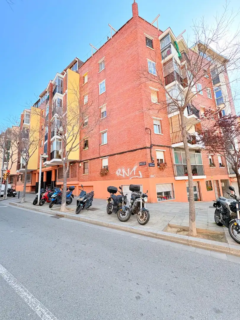 Vista exterior de Pis en venda en Badalona amb Parquet i Balcó