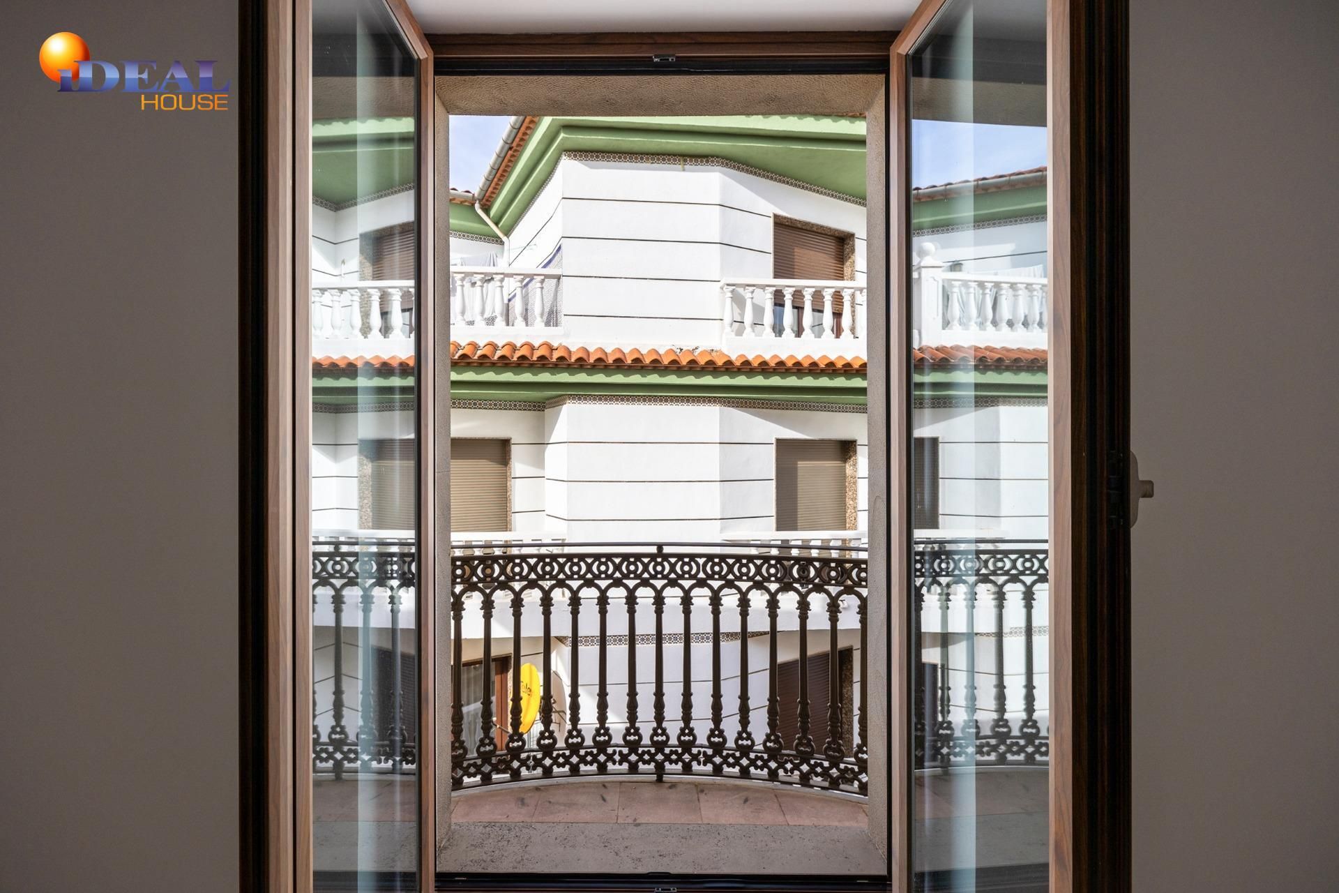 Vista exterior de Pis en venda en Bailén amb Balcó