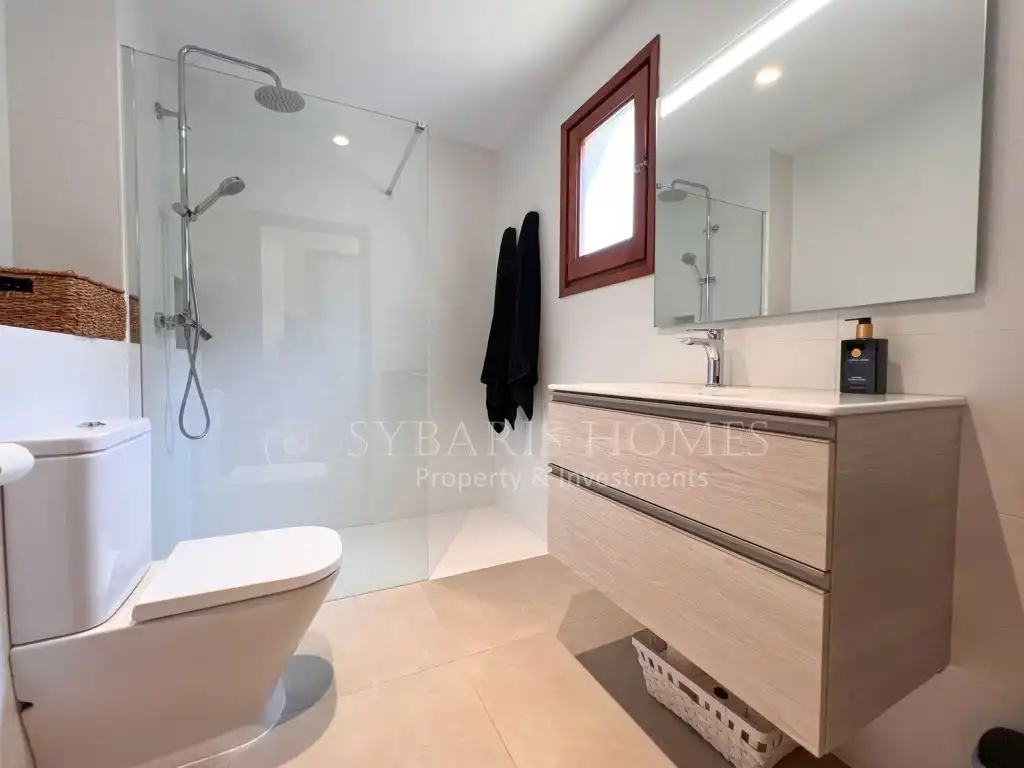 Badezimmer von Einfamilien-Reihenhaus zum Verkauf in Dénia mit Klimaanlage und Gemeinschaftspool