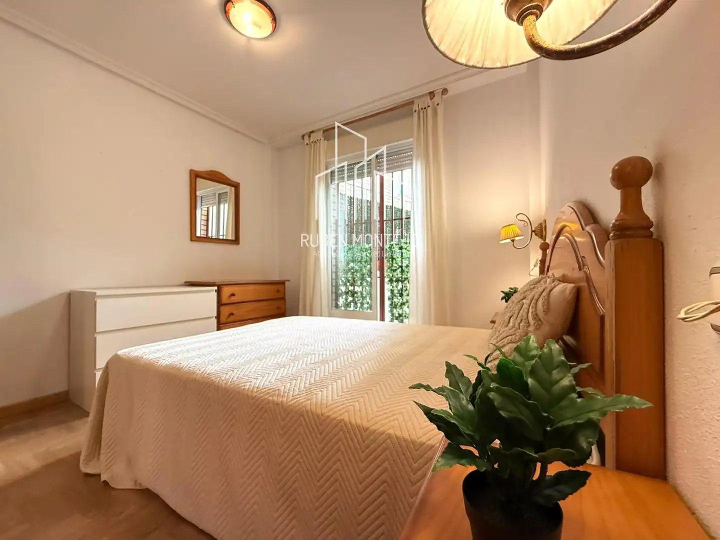 Dormitori de Apartament de lloguer en Salamanca amb Calefacció, Terrassa i Moblat
