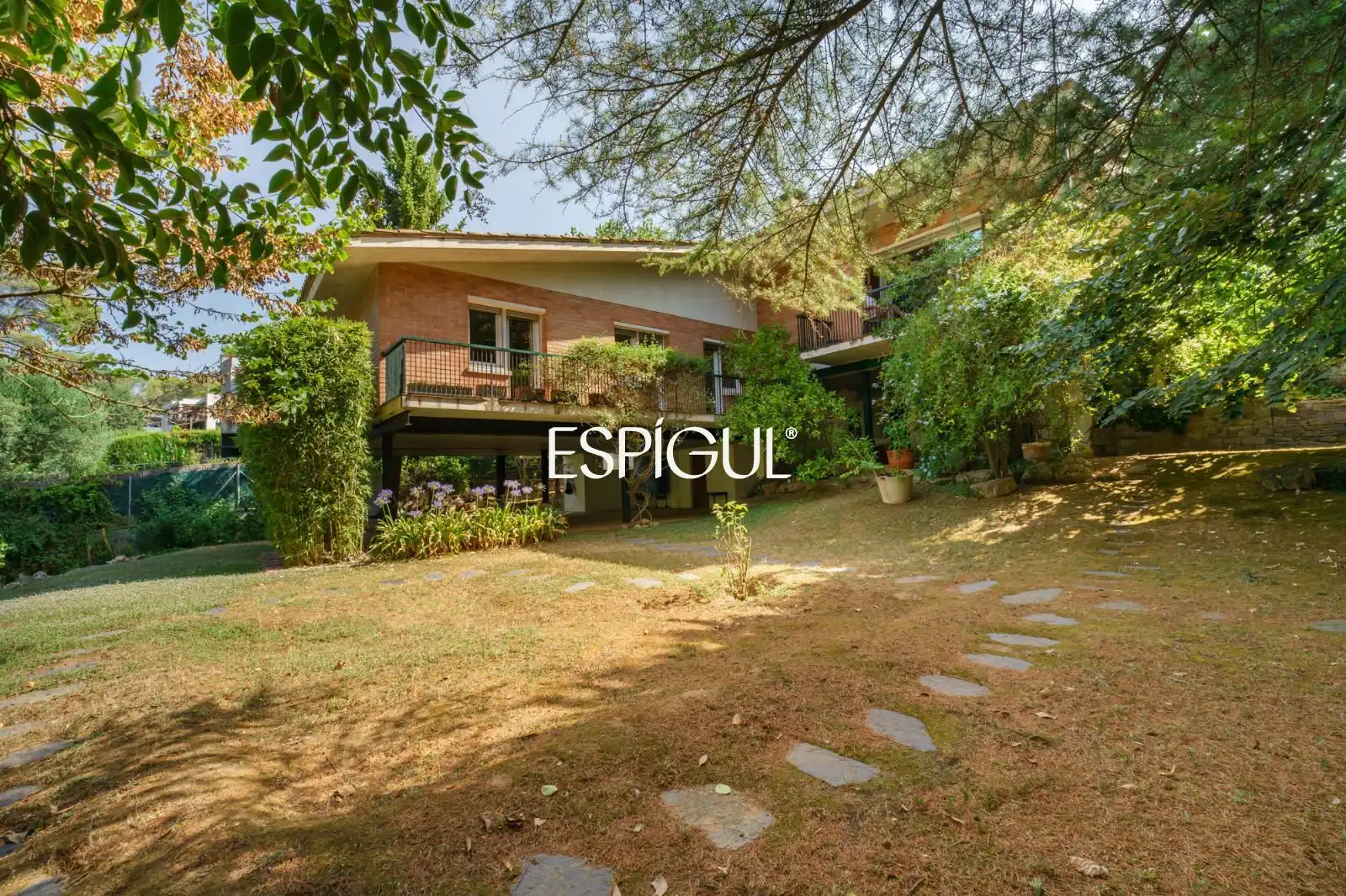 Vista exterior de Casa o chalet en venta en Cerdanyola del Vallès con Calefacción, Terraza y Trastero