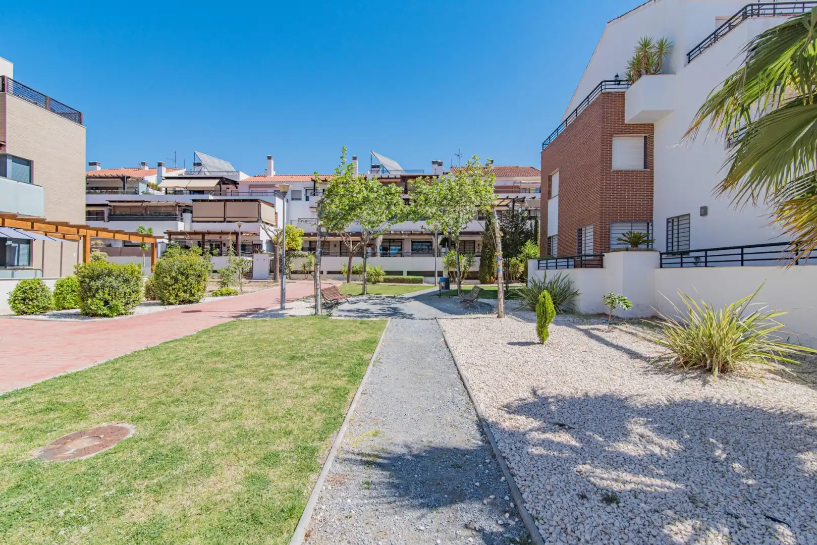Vista exterior de Pis en venda en Albolote amb Jardí privat, Terrassa i Moblat