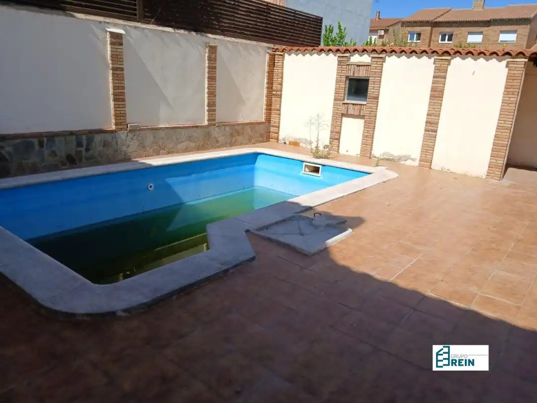 Piscina de Casa adosada en venda en Esquivias amb Calefacció, Terrassa i Piscina
